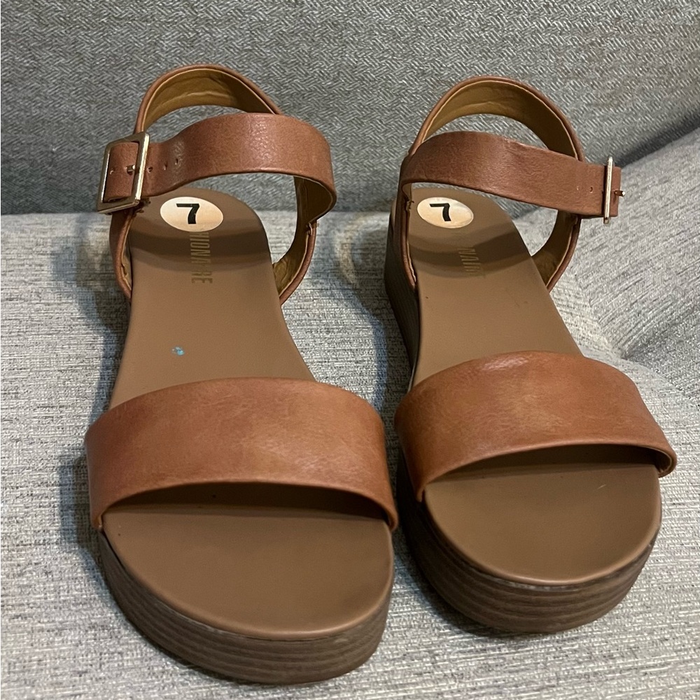 Size 7 sandal shoe wore once